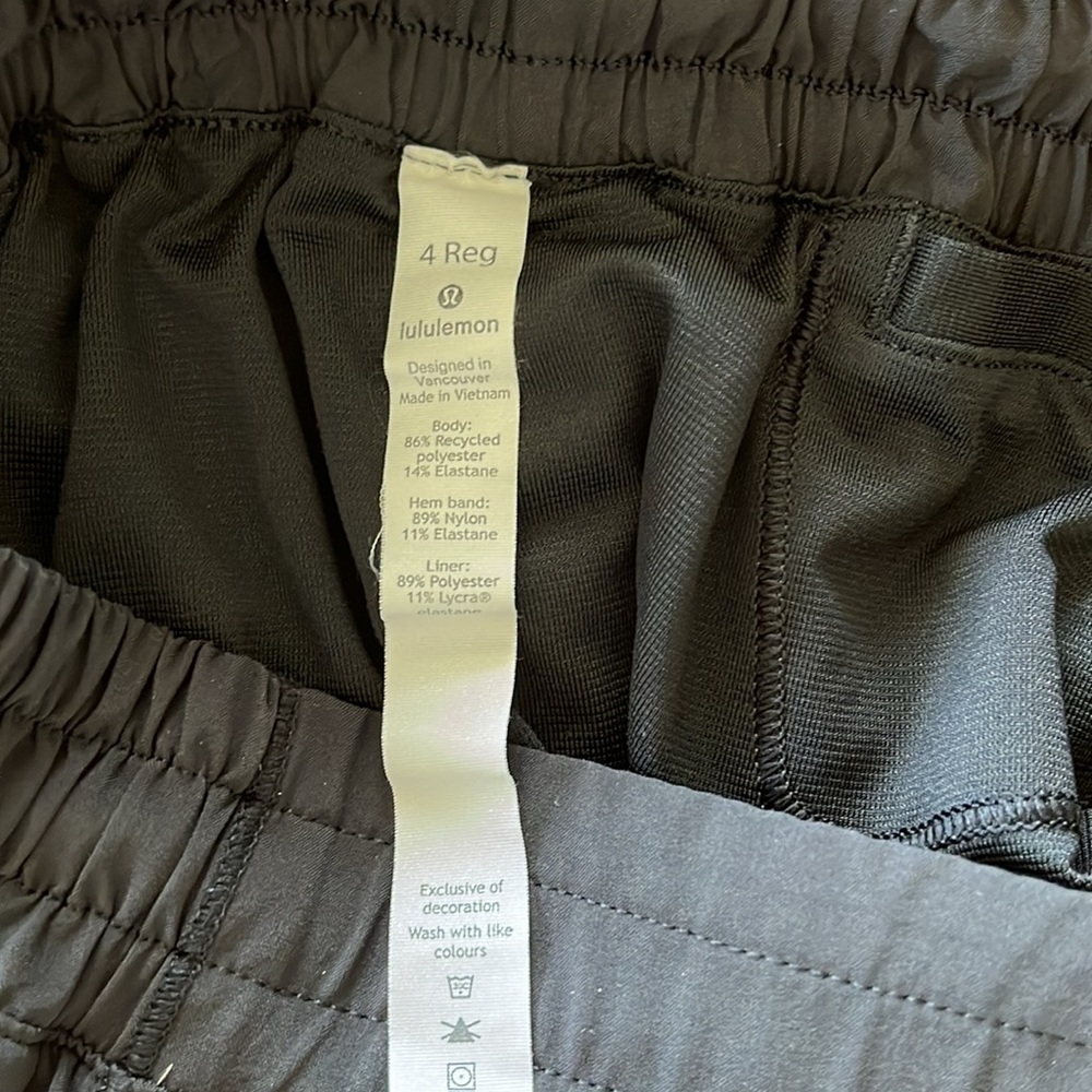 Lululemon Hotty Hot Low Rise Lined Short 2.5”. Size 4 Reg, black - Picture 5 of 8